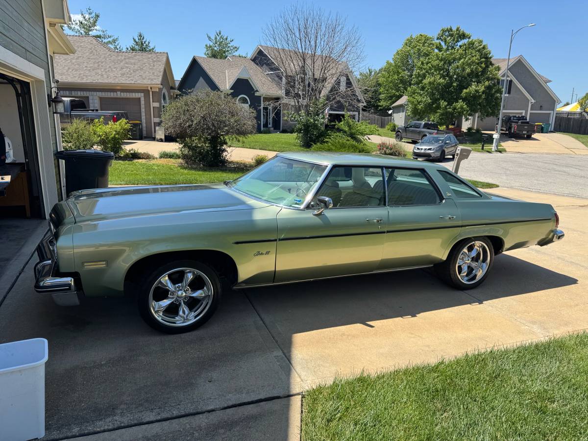 Oldsmobile-88-1975-green-9