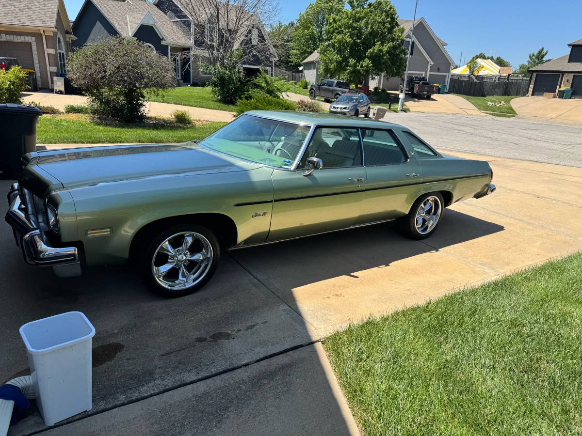 Oldsmobile-88-1975-green