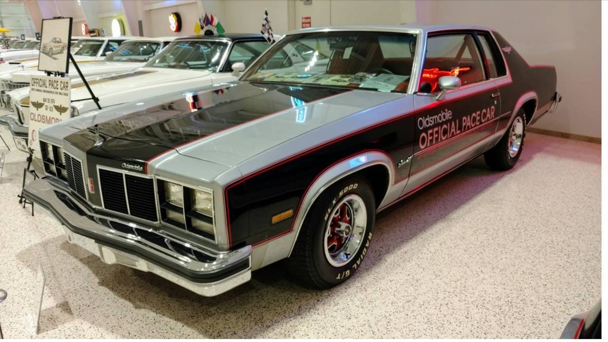 Oldsmobile-88-1977-silver-2