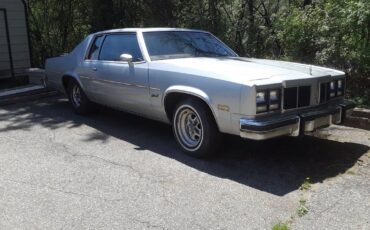 Oldsmobile-88-1977-silver