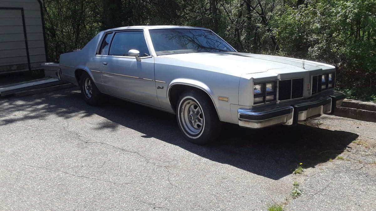 Oldsmobile-88-1977-silver