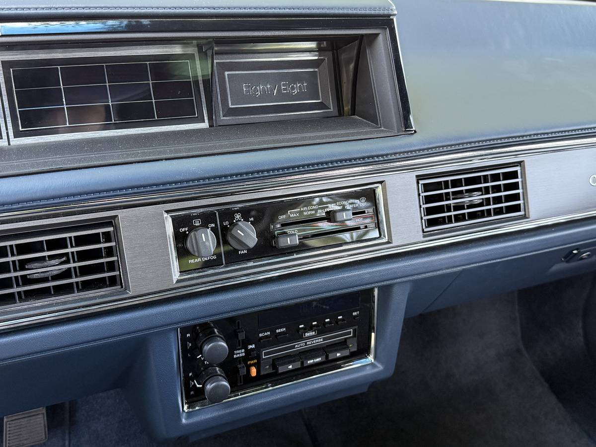 Oldsmobile-88-1990-blue-10
