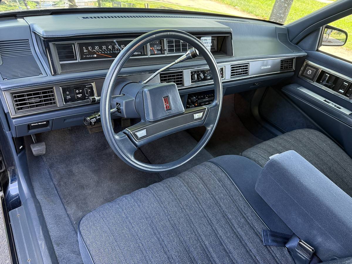 Oldsmobile-88-1990-blue-3