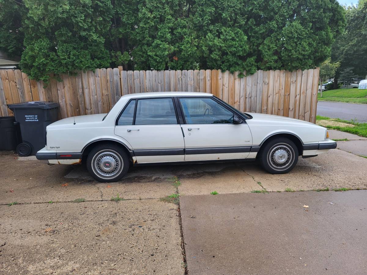 Oldsmobile-88-royale-1990-white-2