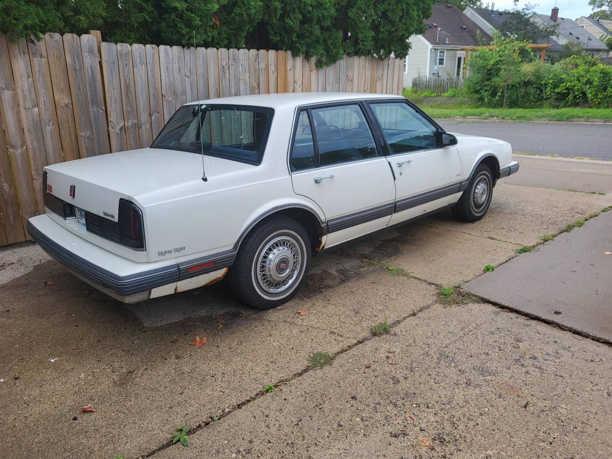 Oldsmobile-88-royale-1990-white-3