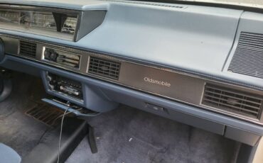 Oldsmobile-88-royale-1990-white-5