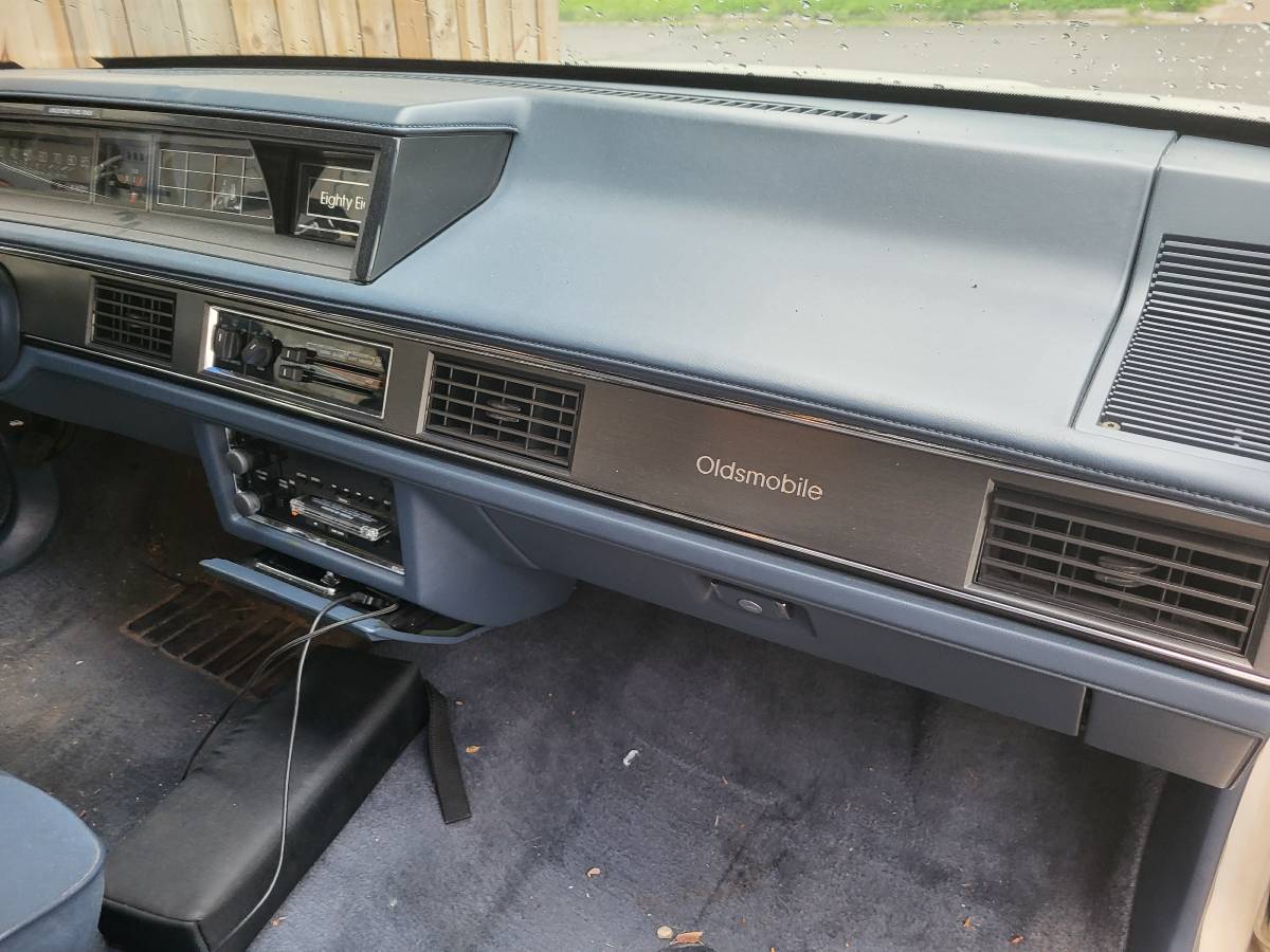 Oldsmobile-88-royale-1990-white-5