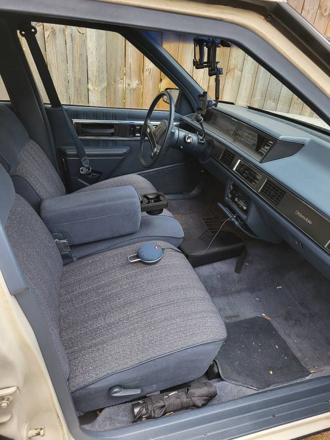 Oldsmobile-88-royale-1990-white-6