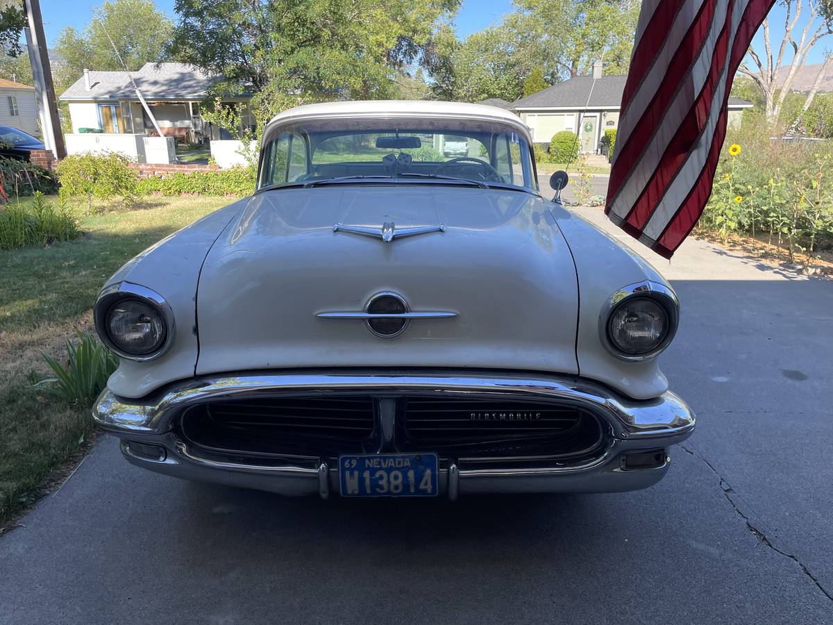 Oldsmobile-98-1956-green-10