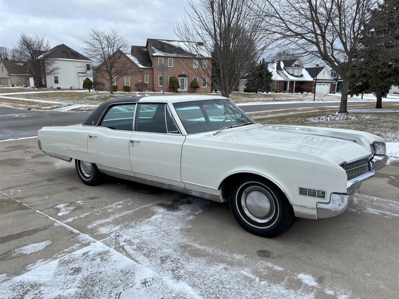 Oldsmobile-98-1966-White-Black-14