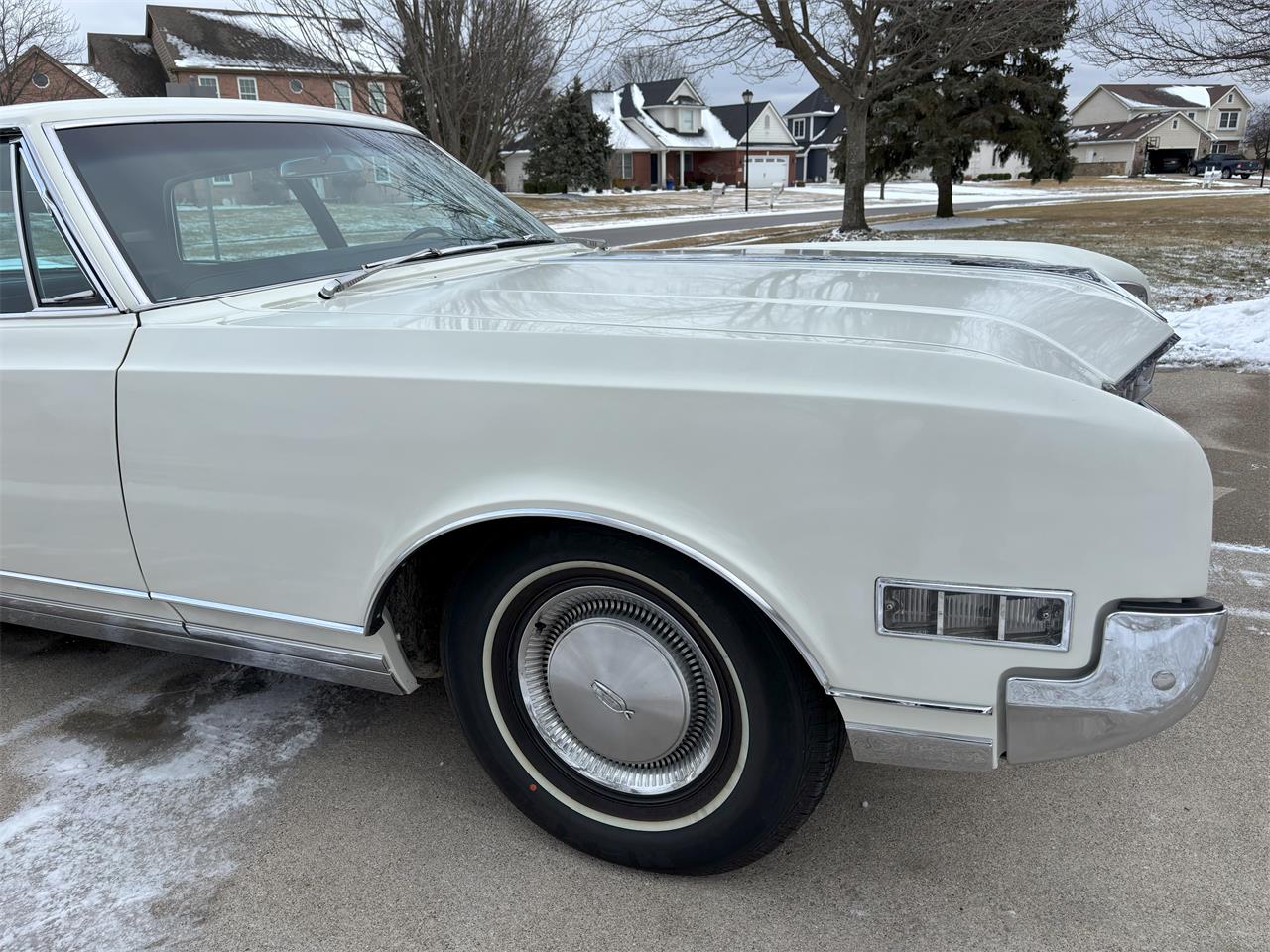 Oldsmobile-98-1966-White-Black-15