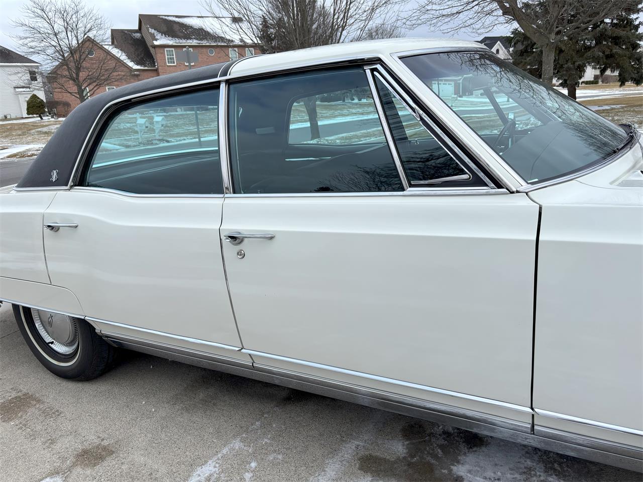 Oldsmobile-98-1966-White-Black-16