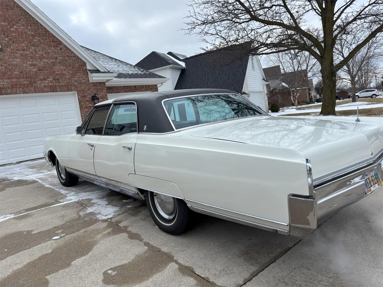 Oldsmobile-98-1966-White-Black-2