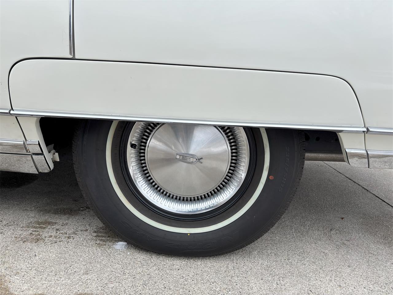 Oldsmobile-98-1966-White-Black-22