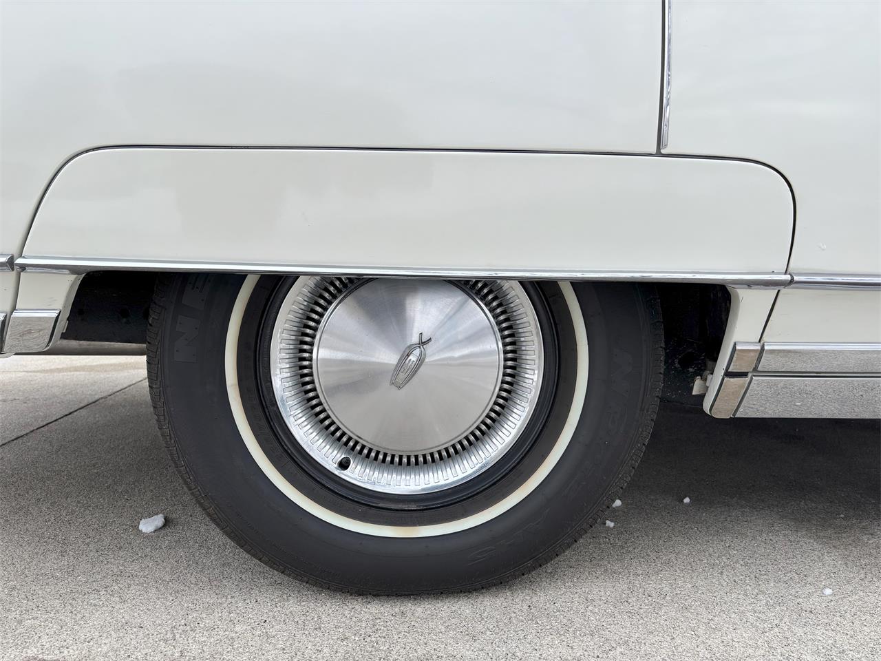 Oldsmobile-98-1966-White-Black-26