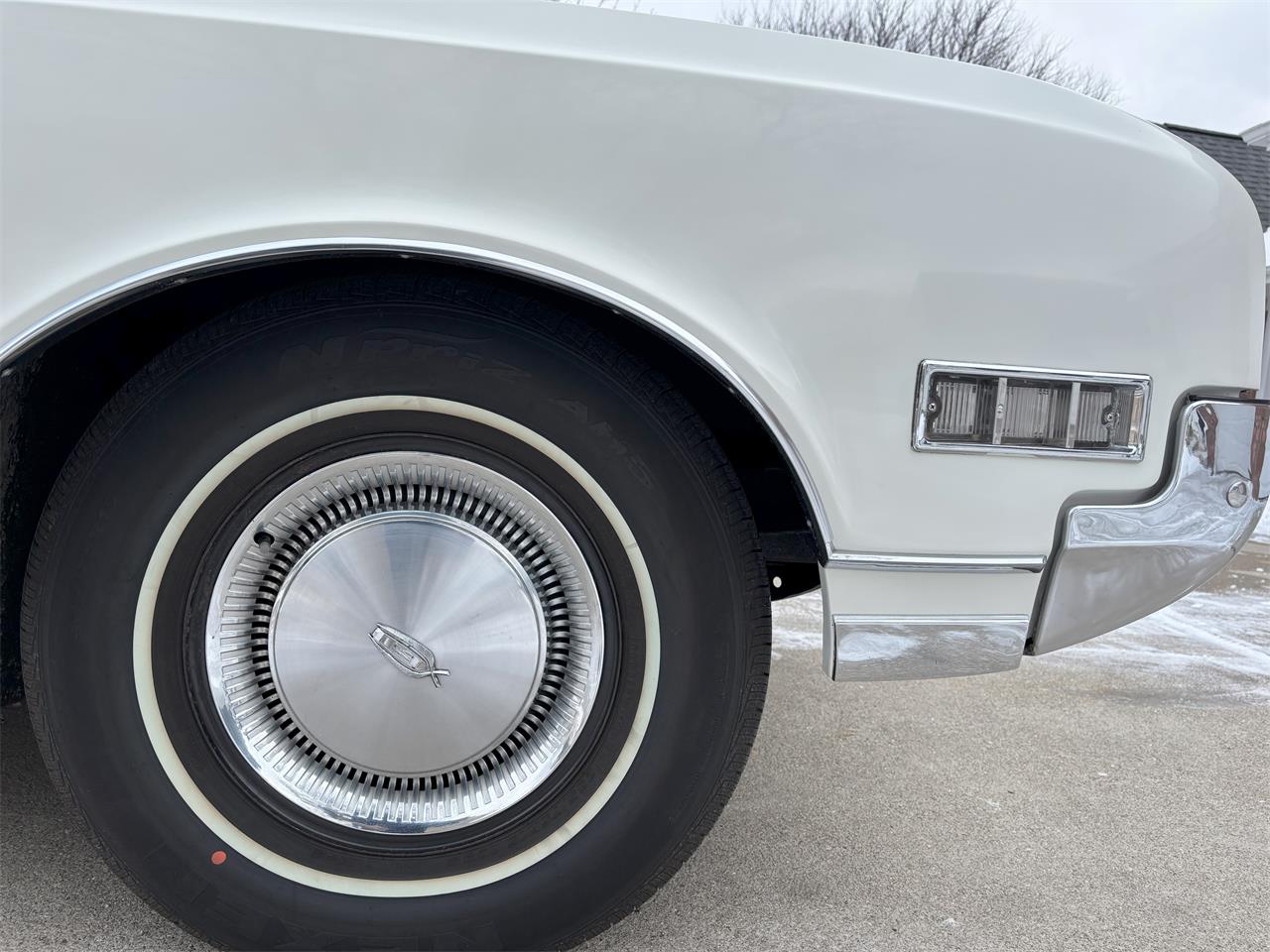 Oldsmobile-98-1966-White-Black-29