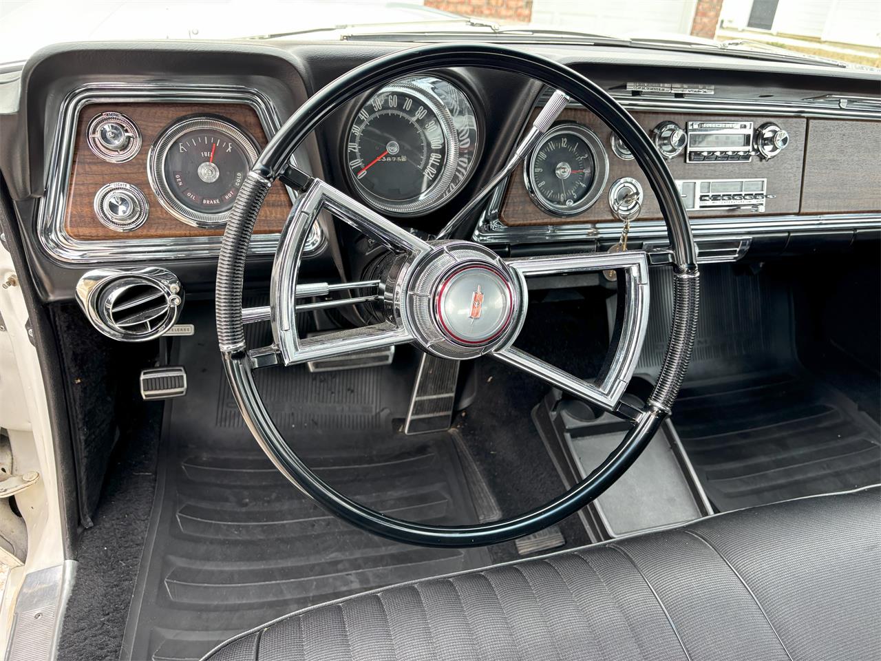 Oldsmobile-98-1966-White-Black-31