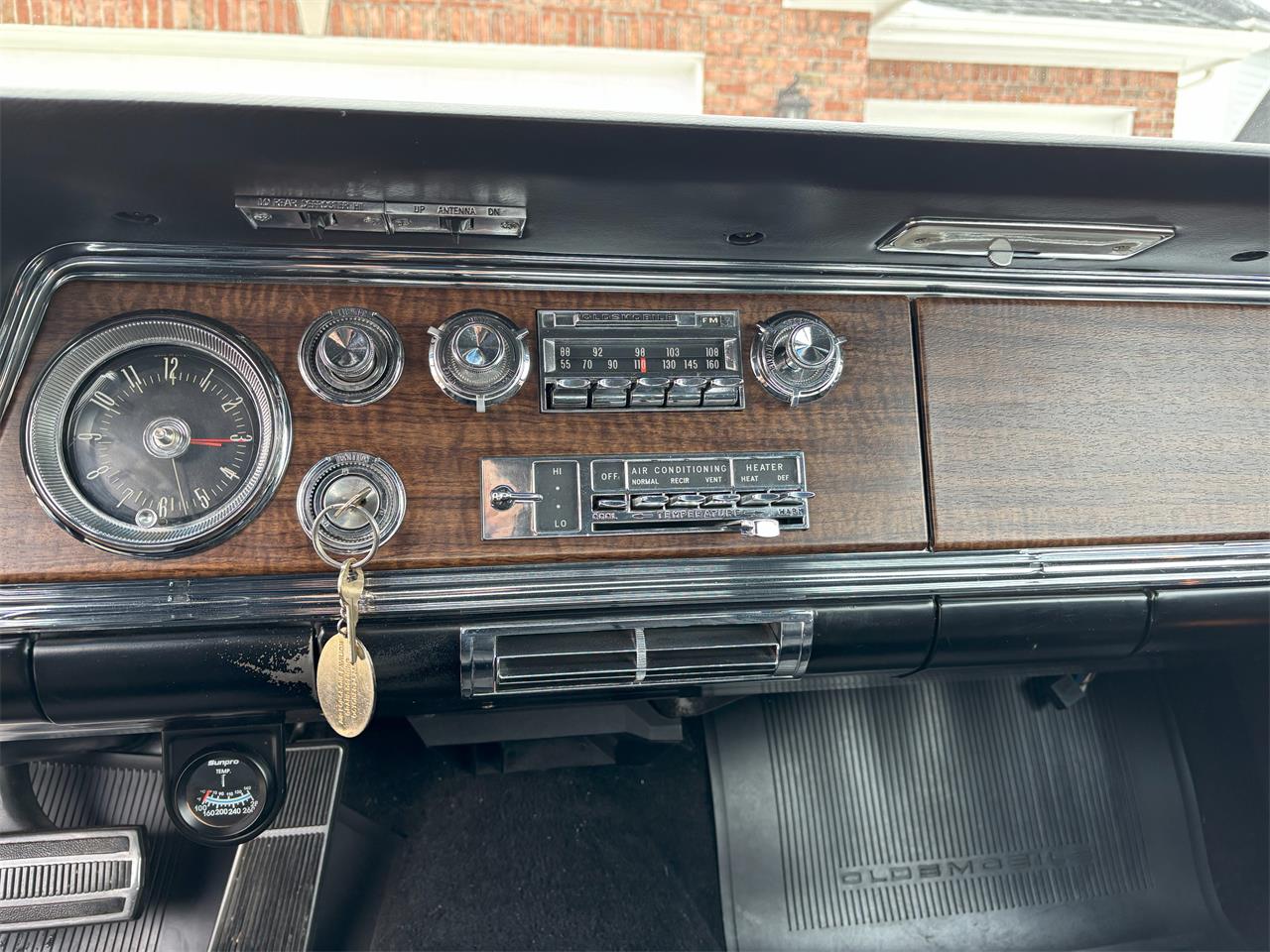 Oldsmobile-98-1966-White-Black-33