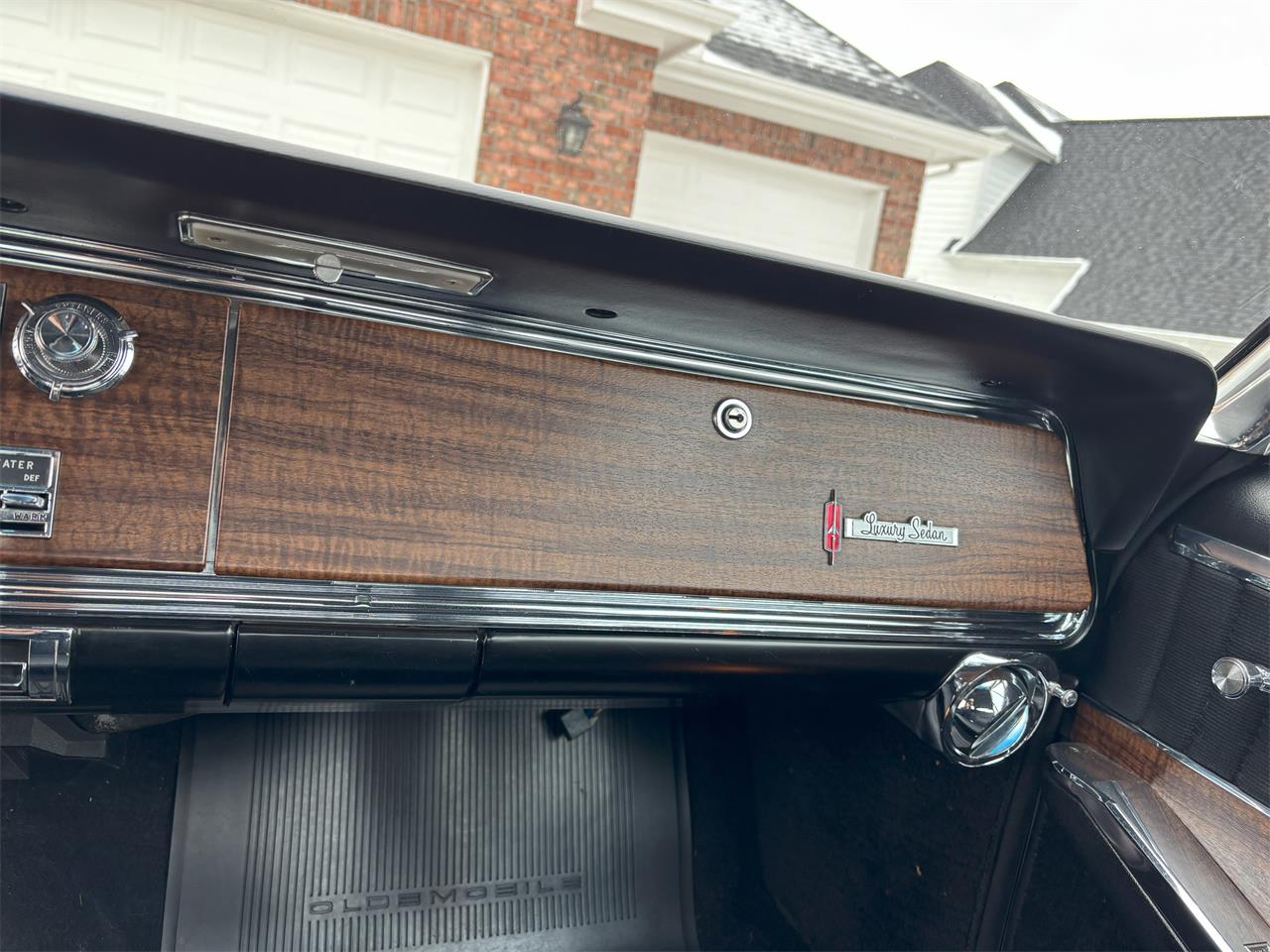 Oldsmobile-98-1966-White-Black-34