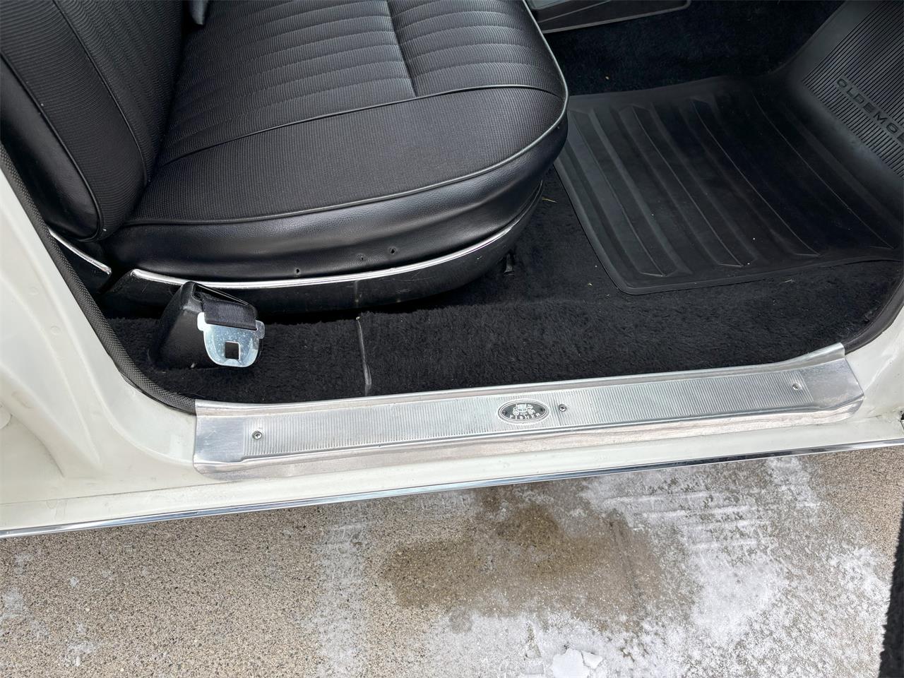 Oldsmobile-98-1966-White-Black-41
