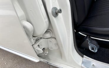 Oldsmobile-98-1966-White-Black-42