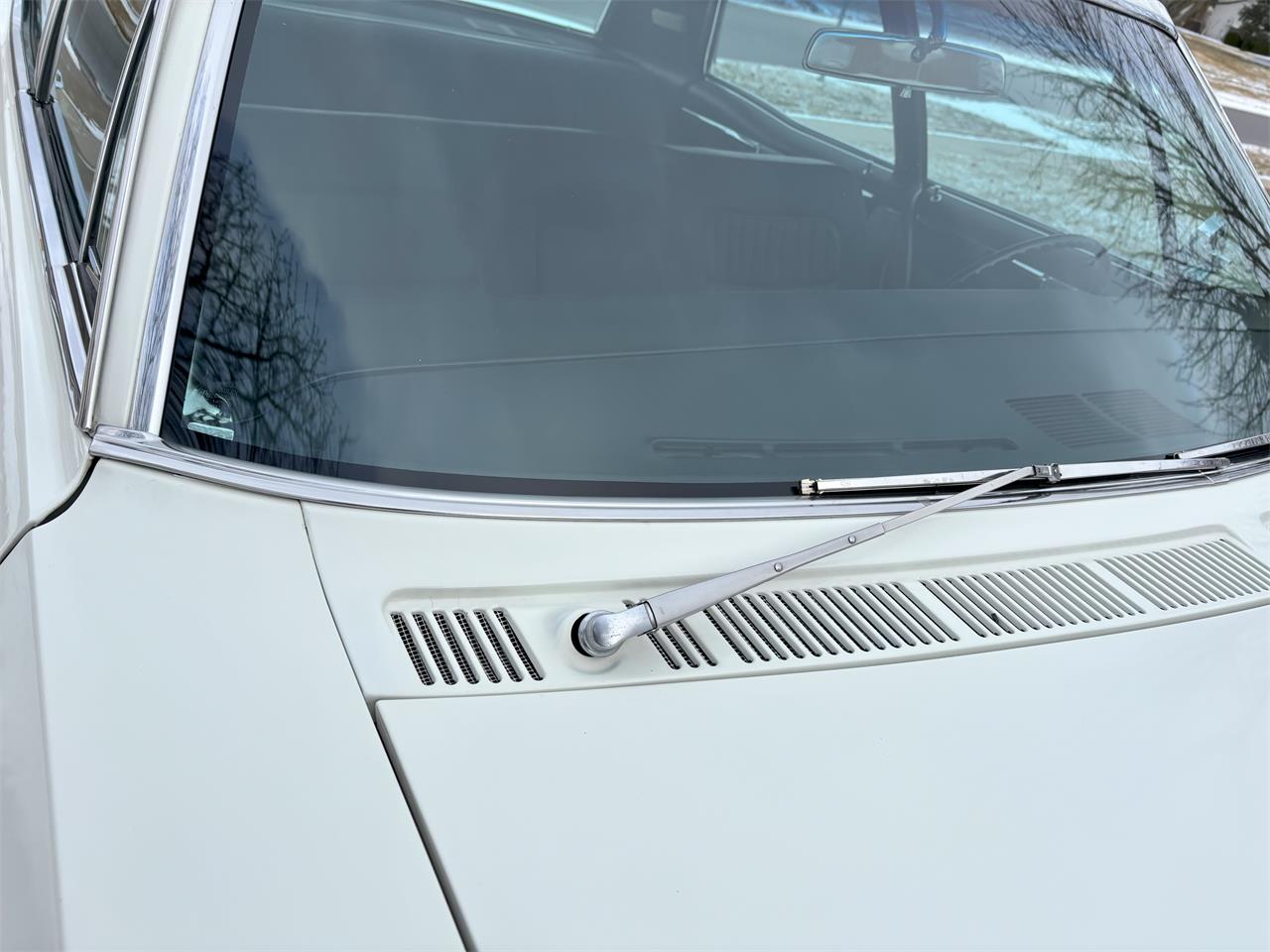 Oldsmobile-98-1966-White-Black-47