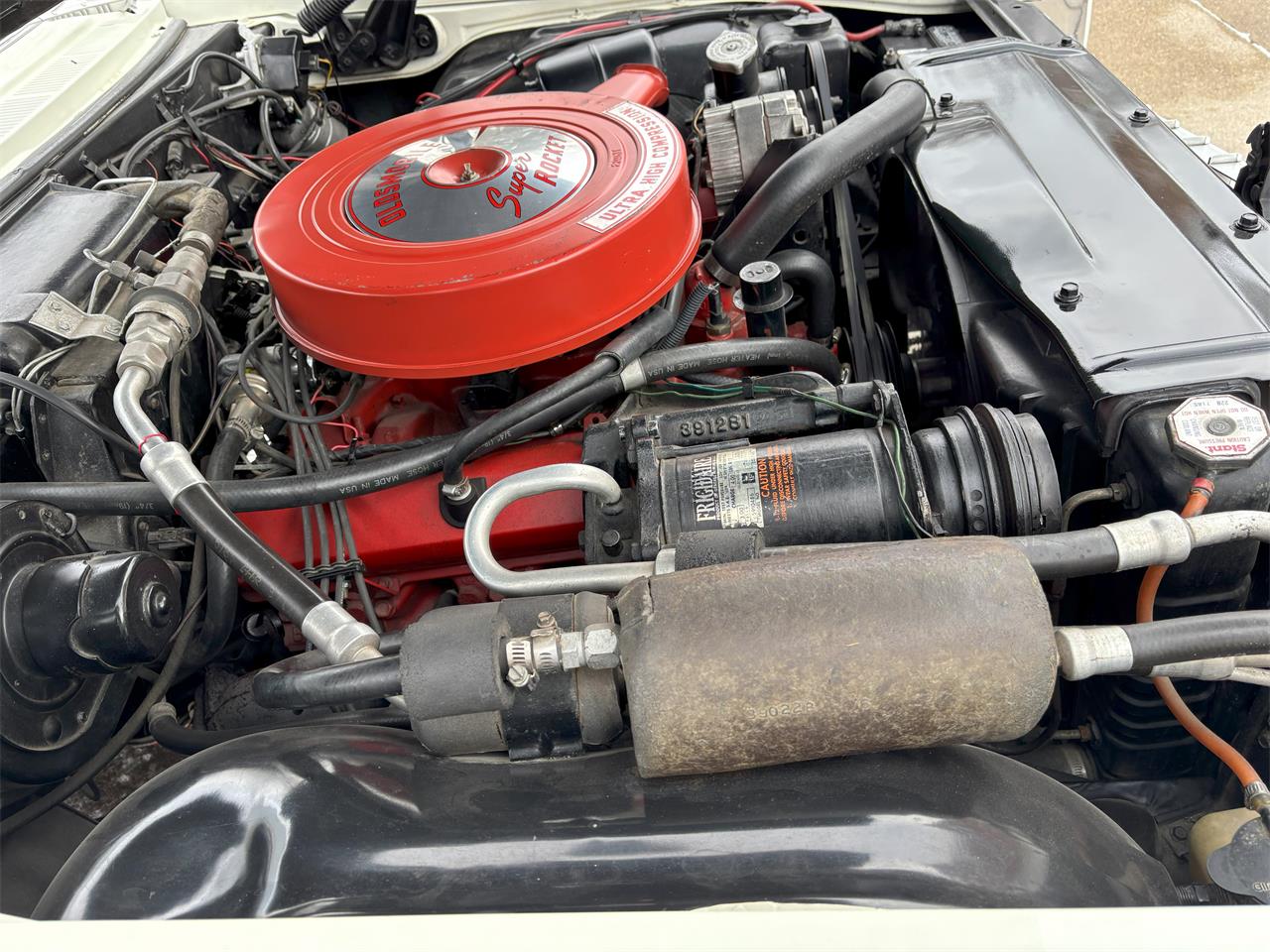 Oldsmobile-98-1966-White-Black-54