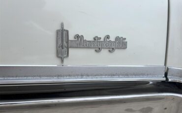 Oldsmobile-98-1966-White-Black-70