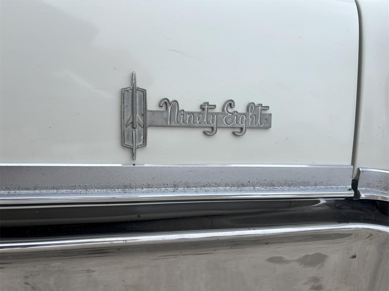 Oldsmobile-98-1966-White-Black-70