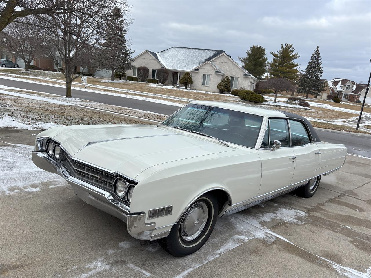 Oldsmobile-98-1966-White-Black-85