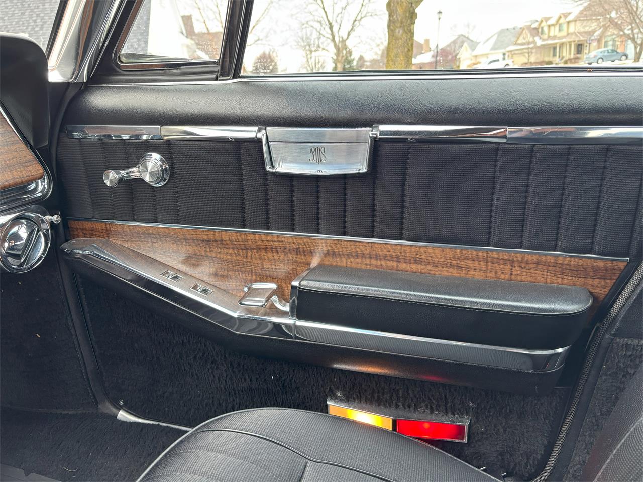 Oldsmobile-98-1966-White-Black-87