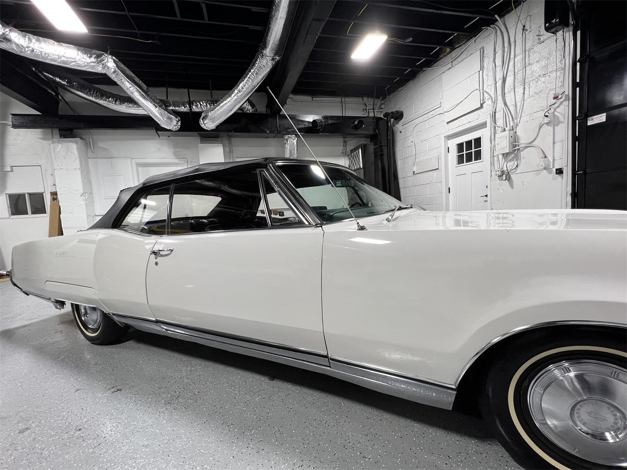 Oldsmobile-98-1967-White-Black-21