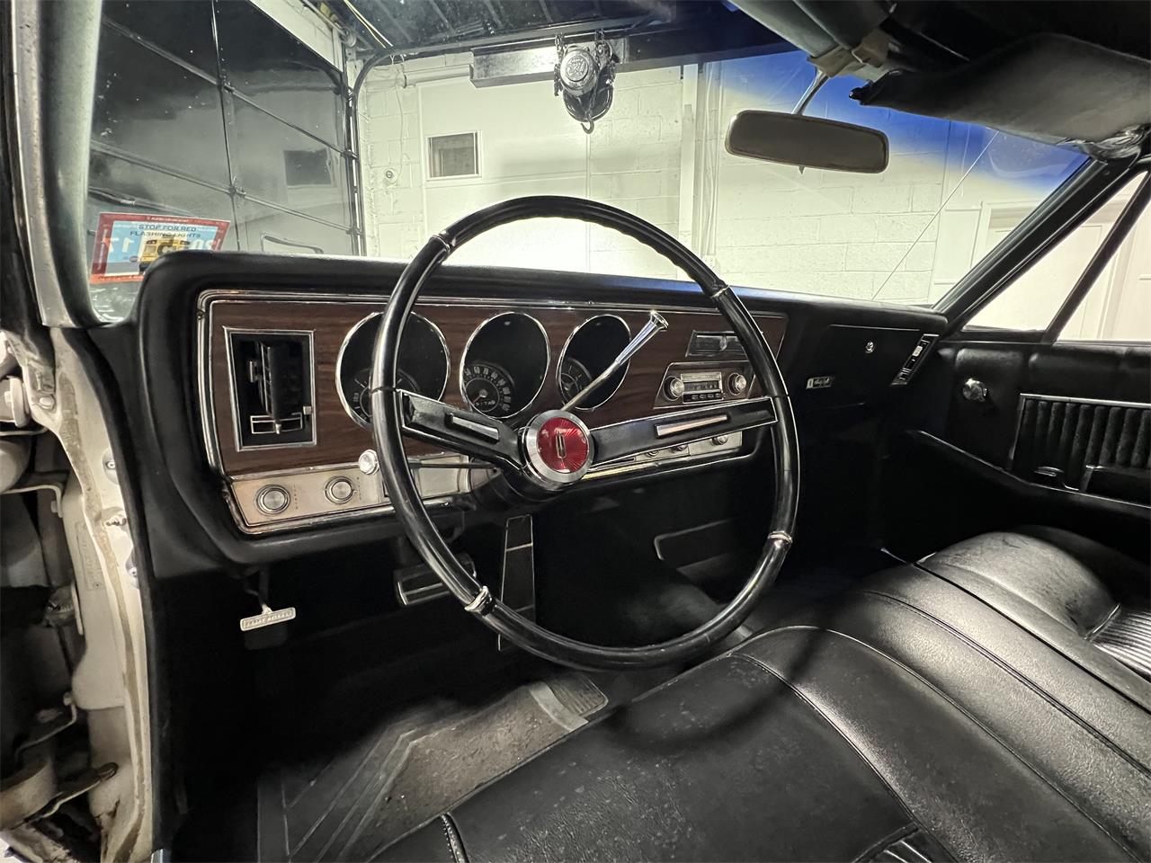 Oldsmobile-98-1967-White-Black-50