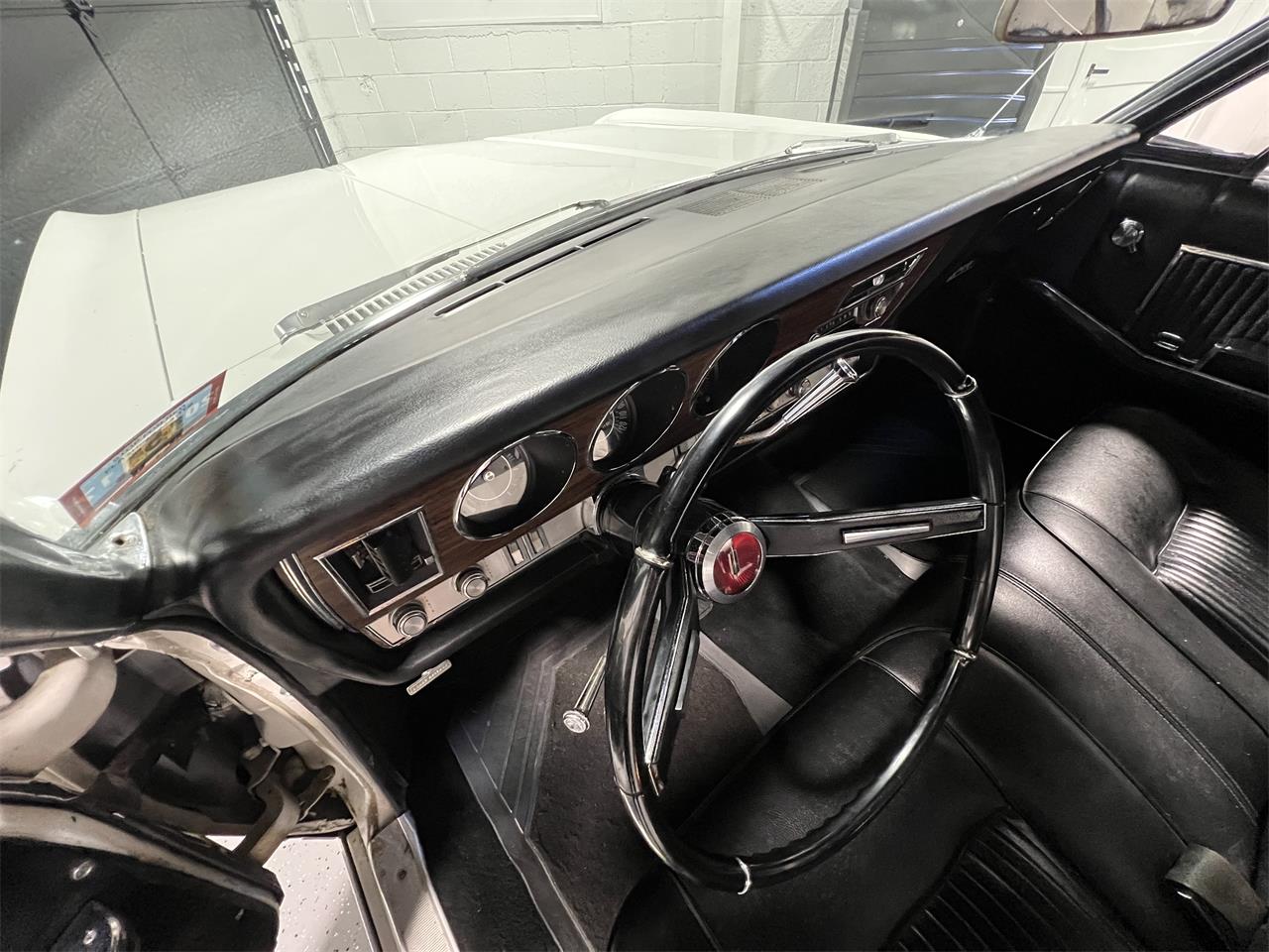 Oldsmobile-98-1967-White-Black-51