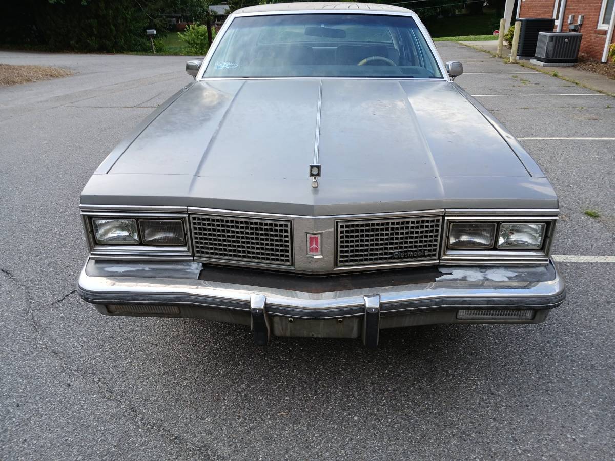 Oldsmobile-98-1984-grey-5