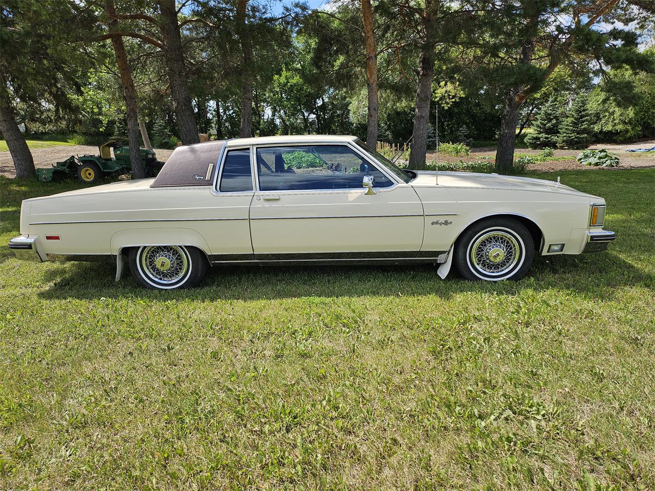 Oldsmobile-98-regency-1983-Beige-Cream-Chocolate-1