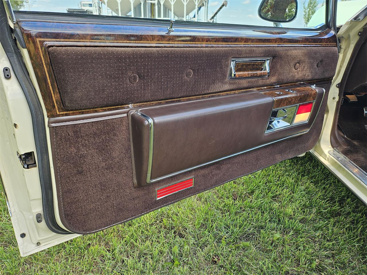 Oldsmobile-98-regency-1983-Beige-Cream-Chocolate-13