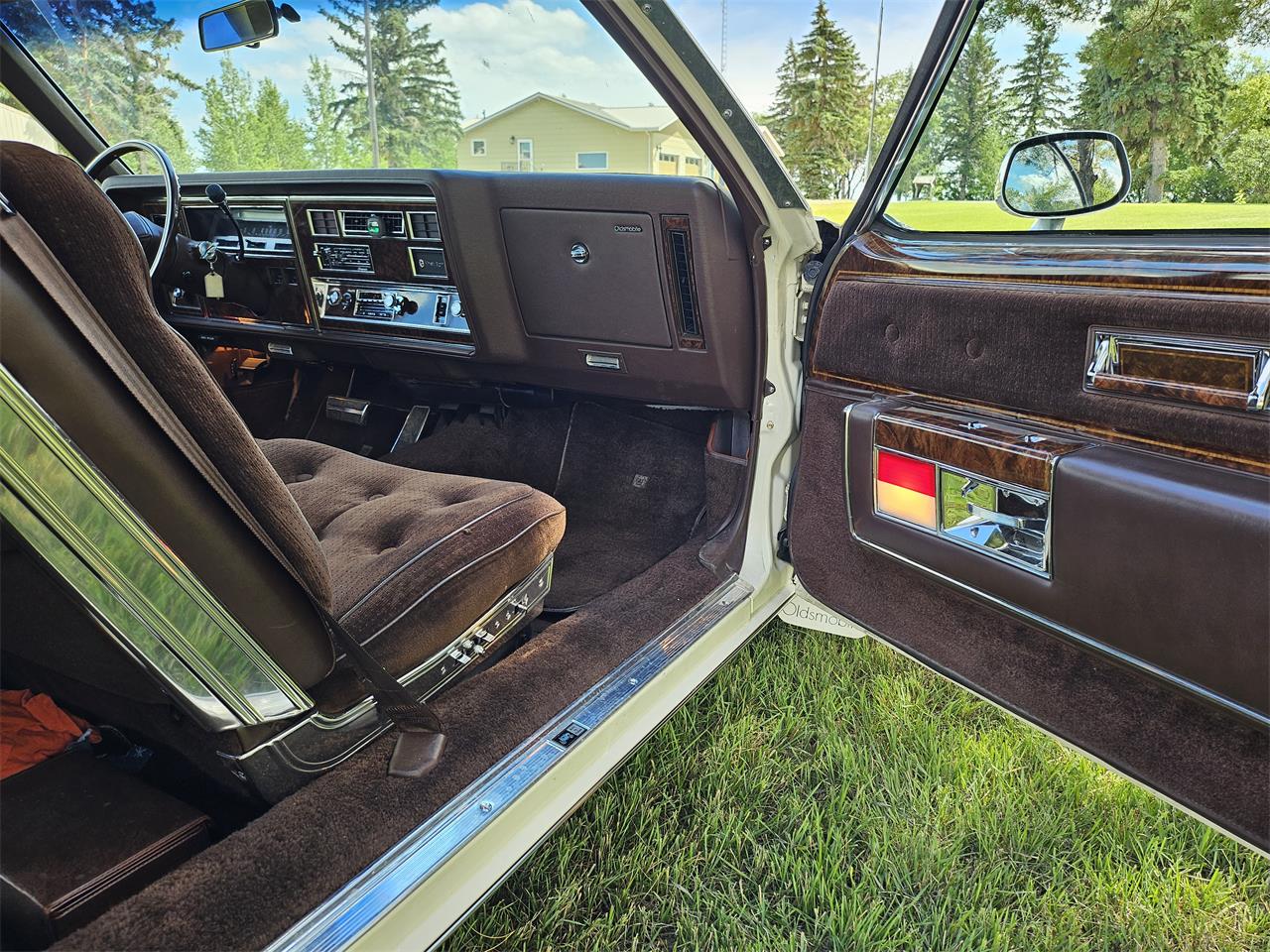 Oldsmobile-98-regency-1983-Beige-Cream-Chocolate-14