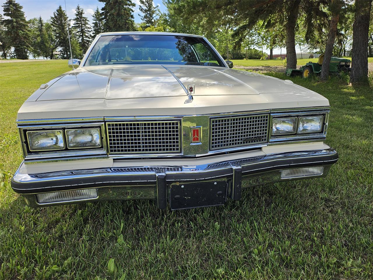 Oldsmobile-98-regency-1983-Beige-Cream-Chocolate-2