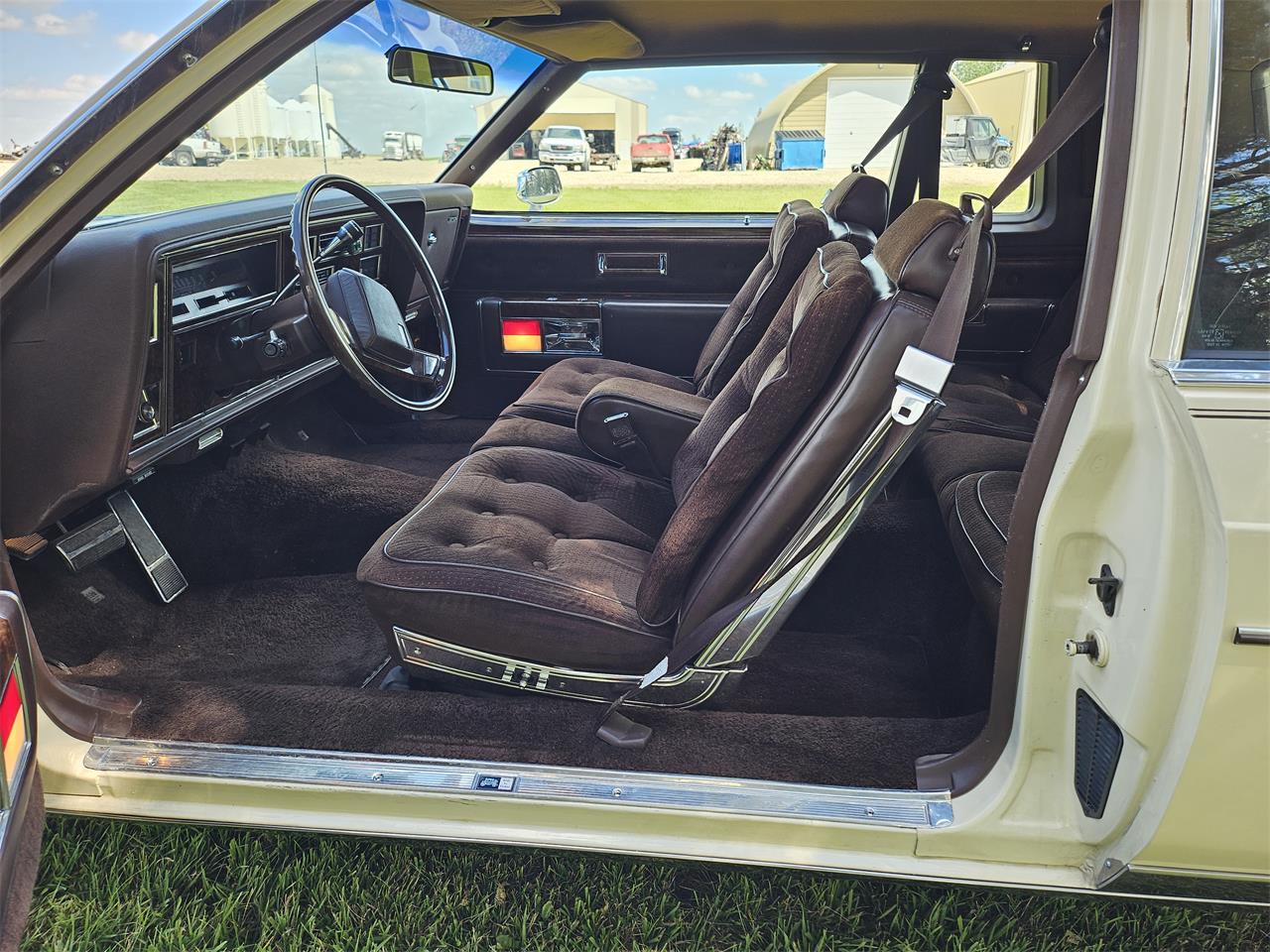 Oldsmobile-98-regency-1983-Beige-Cream-Chocolate-21