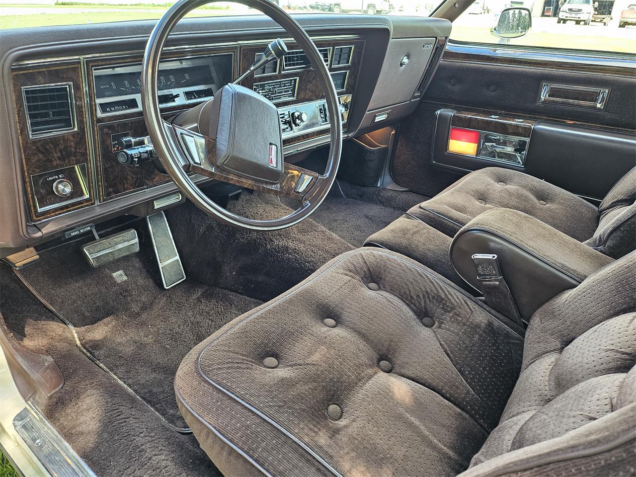 Oldsmobile-98-regency-1983-Beige-Cream-Chocolate-3