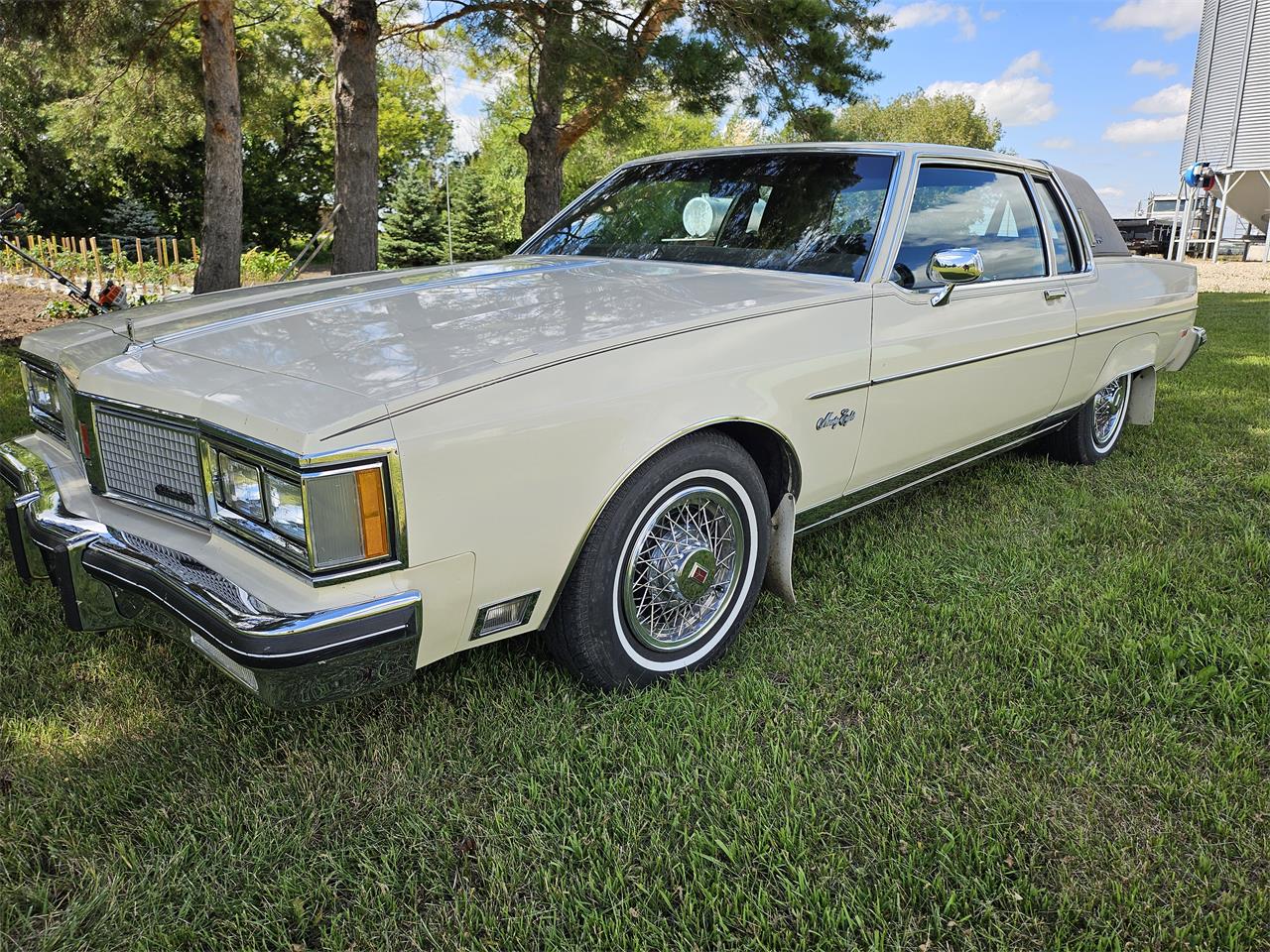 Oldsmobile-98-regency-1983-Beige-Cream-Chocolate-6