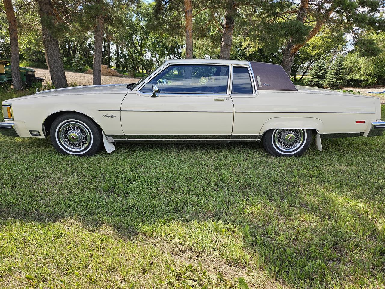 Oldsmobile-98-regency-1983-Beige-Cream-Chocolate-7