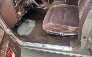 Oldsmobile-98-regency-1983-brown-1