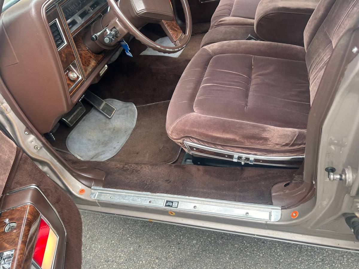 Oldsmobile-98-regency-1983-brown-1