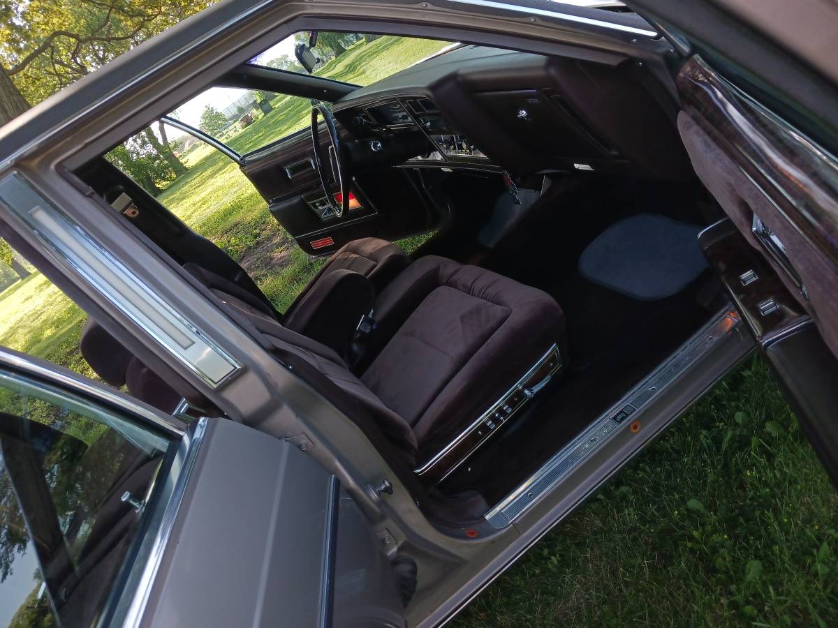 Oldsmobile-98-regency-1983-brown-10