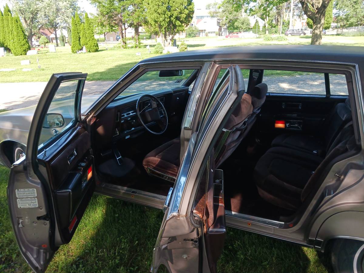 Oldsmobile-98-regency-1983-brown-11