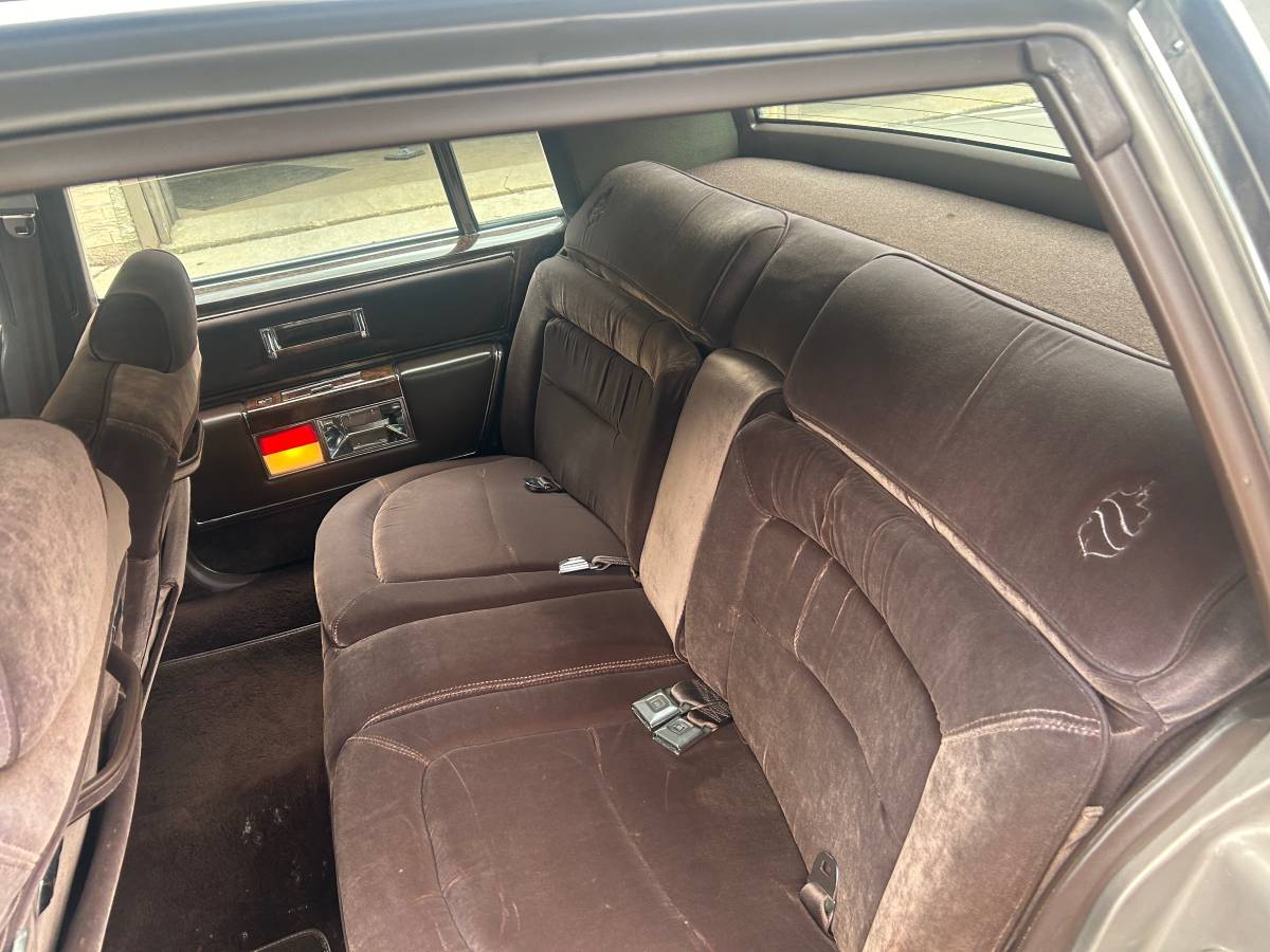 Oldsmobile-98-regency-1983-brown-13