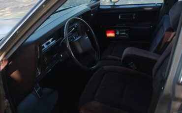 Oldsmobile-98-regency-1983-brown-16