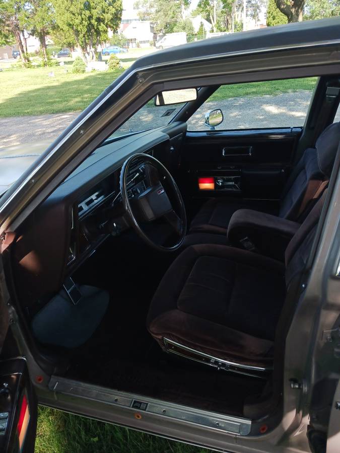Oldsmobile-98-regency-1983-brown-16